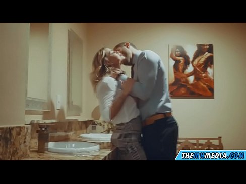 ❤️ Nalika pirang busty seduces anjeun dina restroom umum ❤️❌ porno geulis di urang ️❤